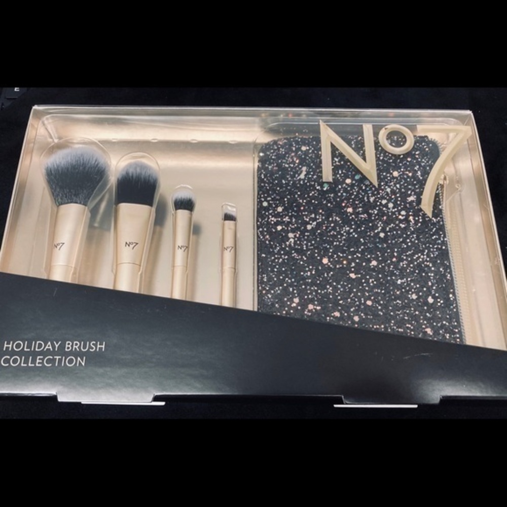 NWT Set of 2 No7 Holiday Brush Collections - 4 Brushes & A Pouch
